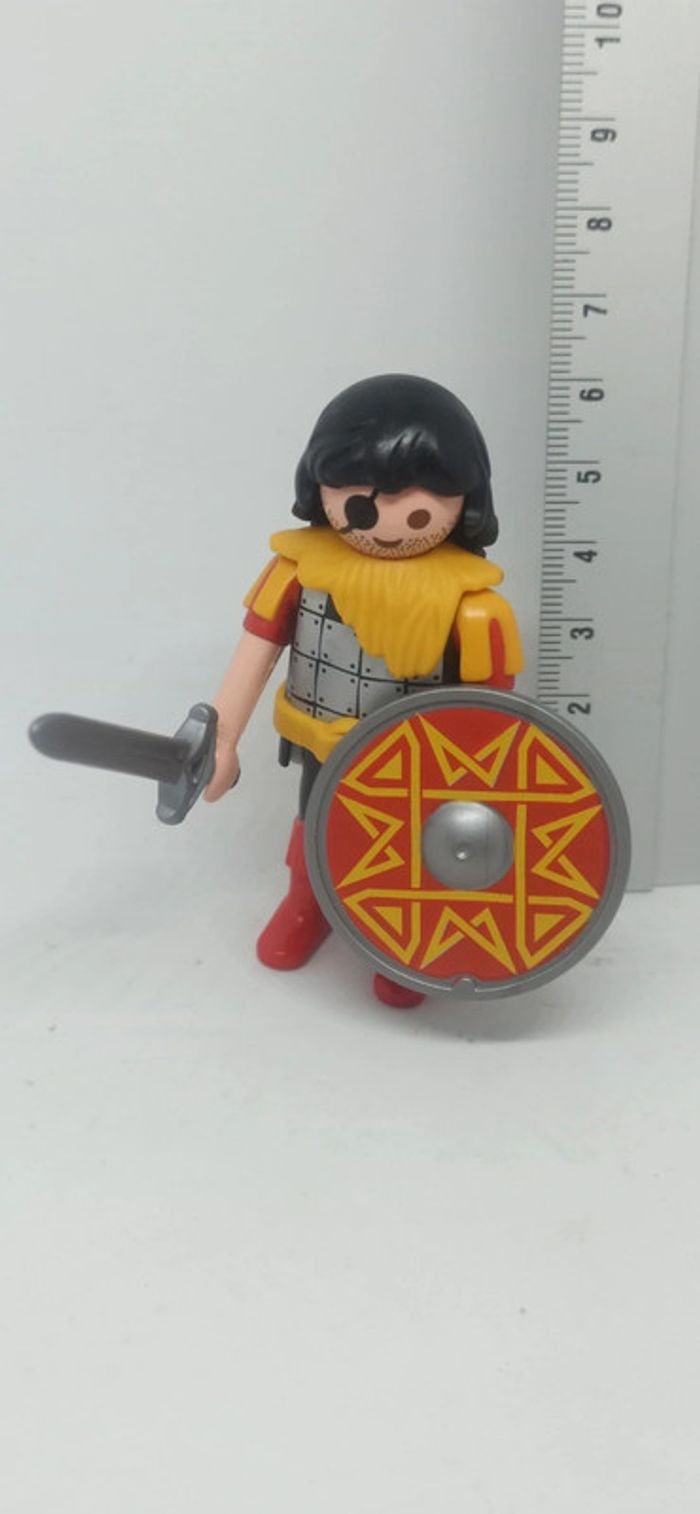 Homme guerrier barbare avec bouclier rond rouge et jaune playmobil