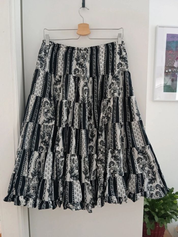 Jupe provençale vintage
Longueur midi.
Imprimé noir et blanc. - photo numéro 2
