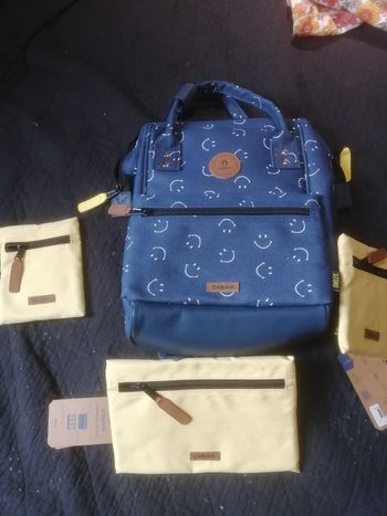 Sac cabaïa édition limitée Smiley.
4 pochettes 2 grandes et 2 petites