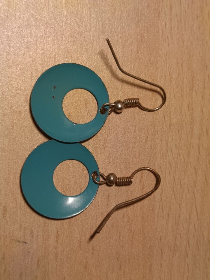 Boucles d'oreilles bleues rondes et percées en leur centre - photo numéro 2