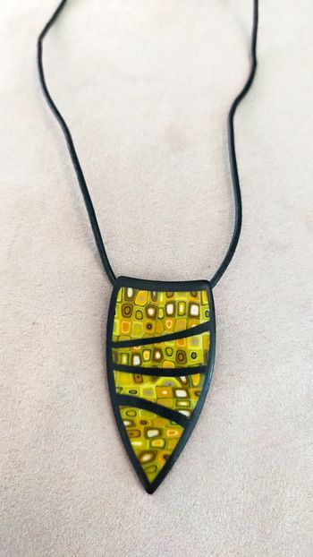 Pendentif graphique jaune & noir – Collection Émeraude Urbaine
