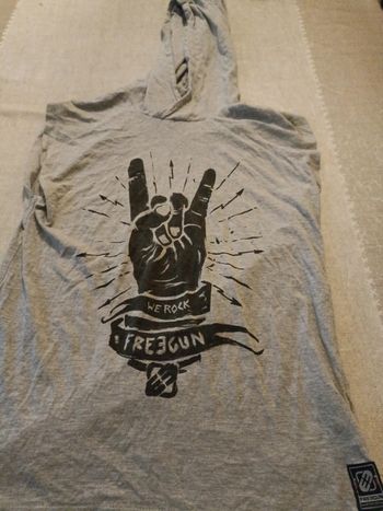 T-shirt sans manche a capuche
