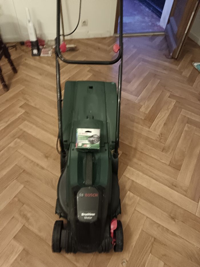 Bosch Tondeuse CityMower 18V-32-300 + batterie - 06008B9A07