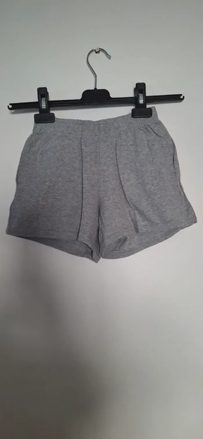 🌟Short Gris taille 6 ans🌟