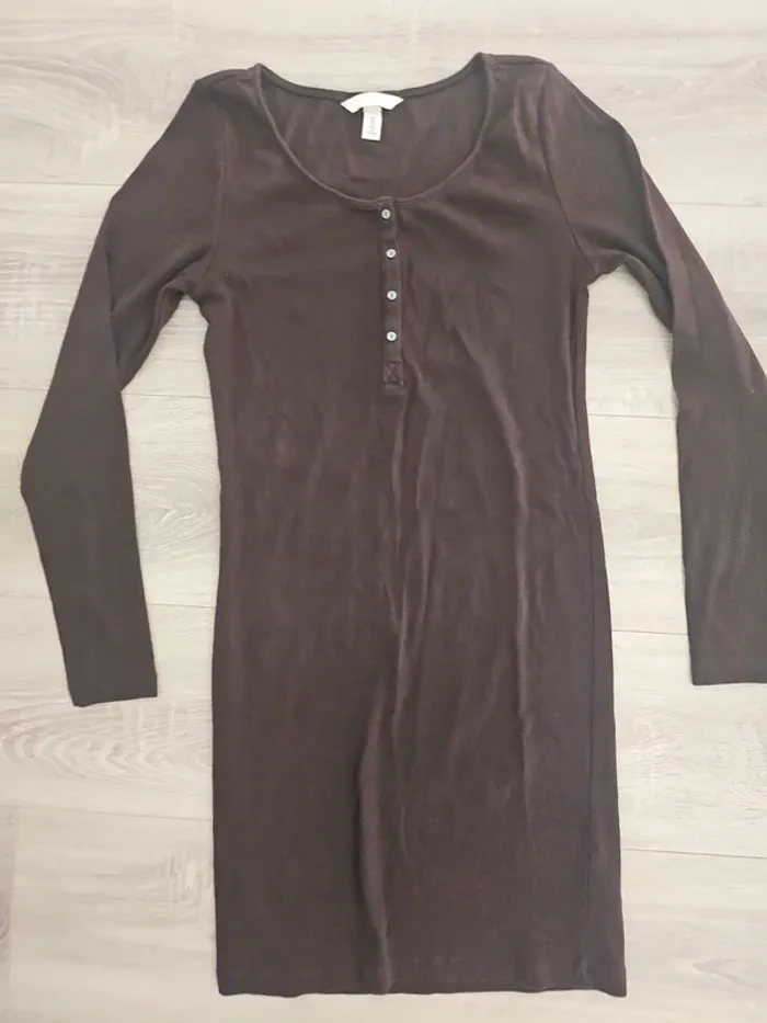 Robe en jersey avec patte de boutonnage H&M