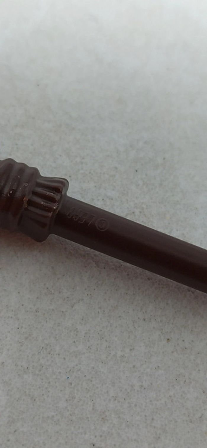 Squelette avec chapeau de sorcière et balai lego - photo numéro 3