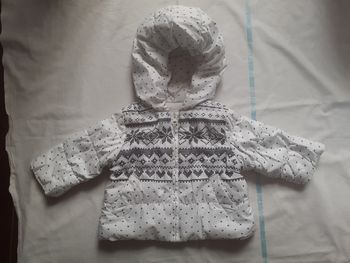 Manteau blanc à capuche motif coeur marine