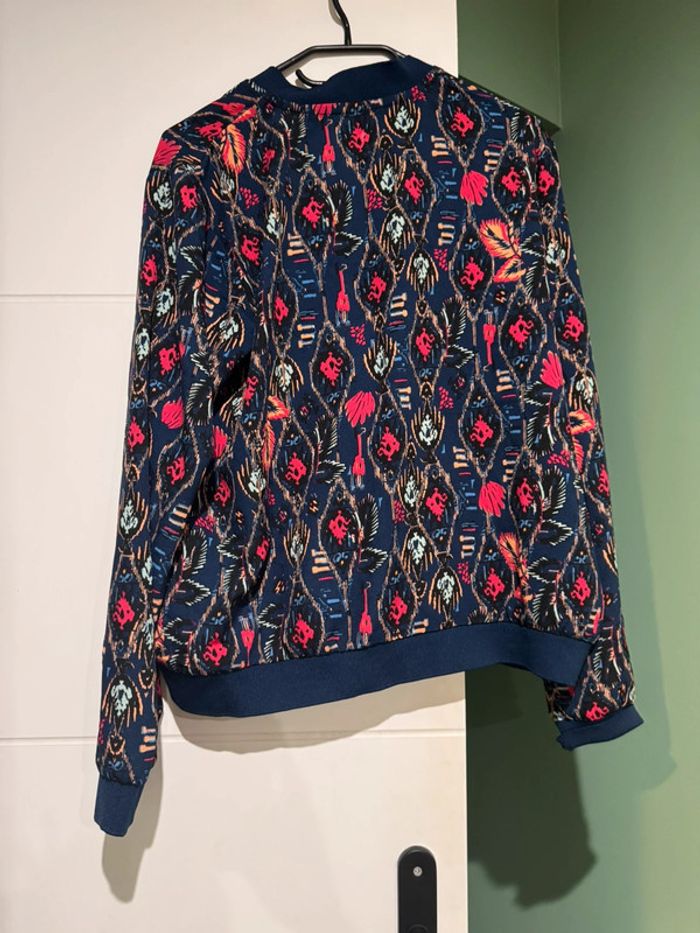 Veste légère bleu marine et colores fleuris - photo numéro 5