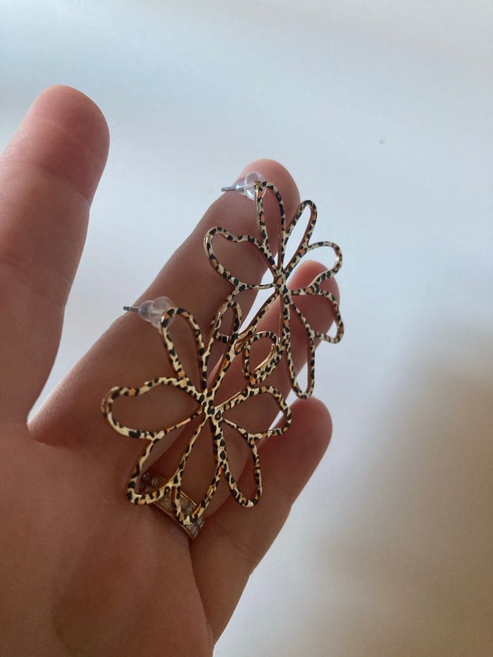 Boucles d’oreilles NEUVES pour femme forme de fleurs couleur doré et noir motifs léopard - photo numéro 6