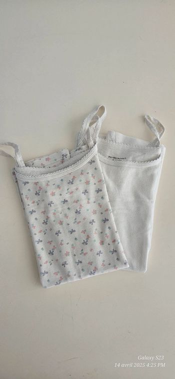 2 chemises de corps fines bretelles 8/10A