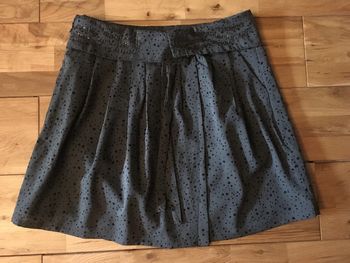 Belle petite jupe grise motifs étoiles noires spingfield 36
