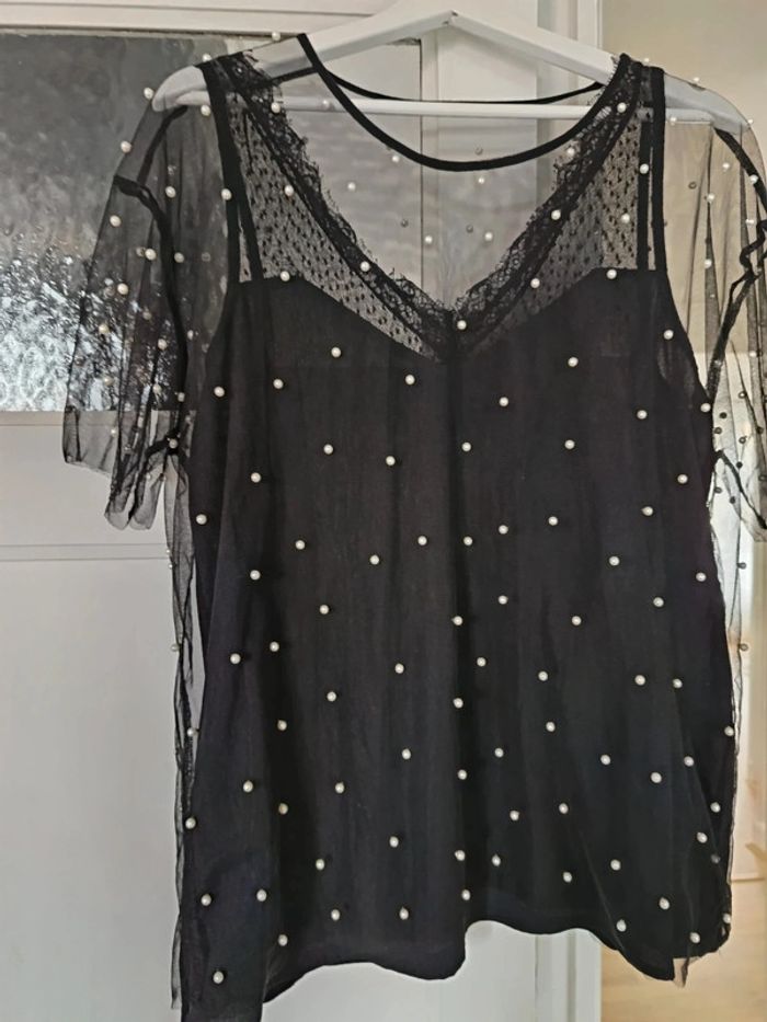 Blouse en tulle à perles
et débardeur
portée 1 fois - photo numéro 2