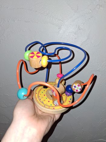 Jouet d’éveil bébé en bois – Labyrinthe de perles colorées – Très bon état