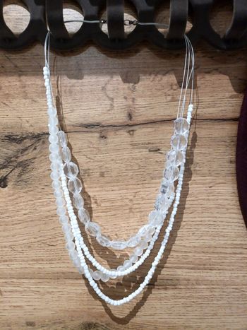 Collier perles blanches et transparente à plusieurs rangs