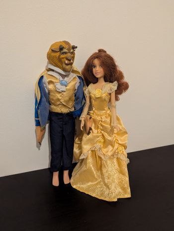 Lot poupées articulées la belle Adam et la belle Disney store londre et Paris