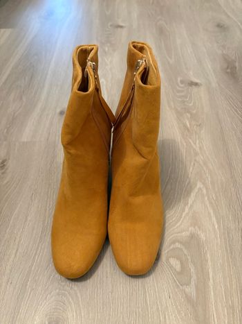 Bottines moutarde à talons 