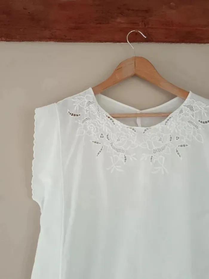 T-shirt ample blanc col broderies ajourées fleurs - photo numéro 4