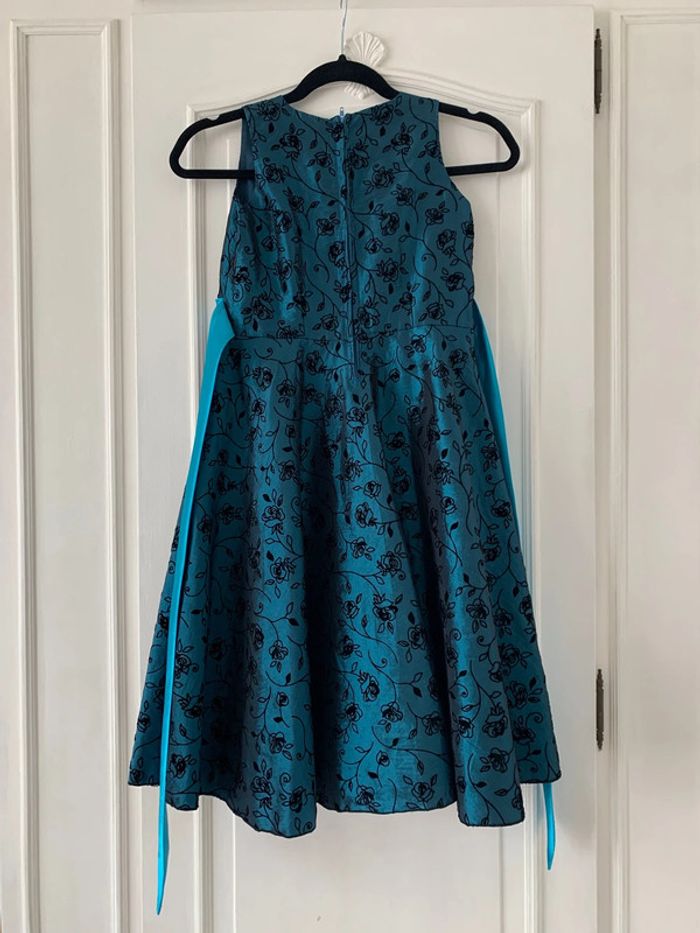 Robe bleue à fleur fille . - photo numéro 2