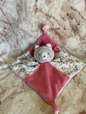 Doudou plat ours chat rose gris blanc fleurs Gémo