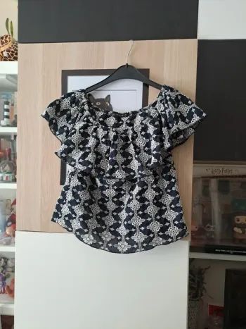 Haut a volant brodé