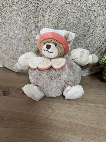 Doudou ours boule beige col pétales écru rose bukowski