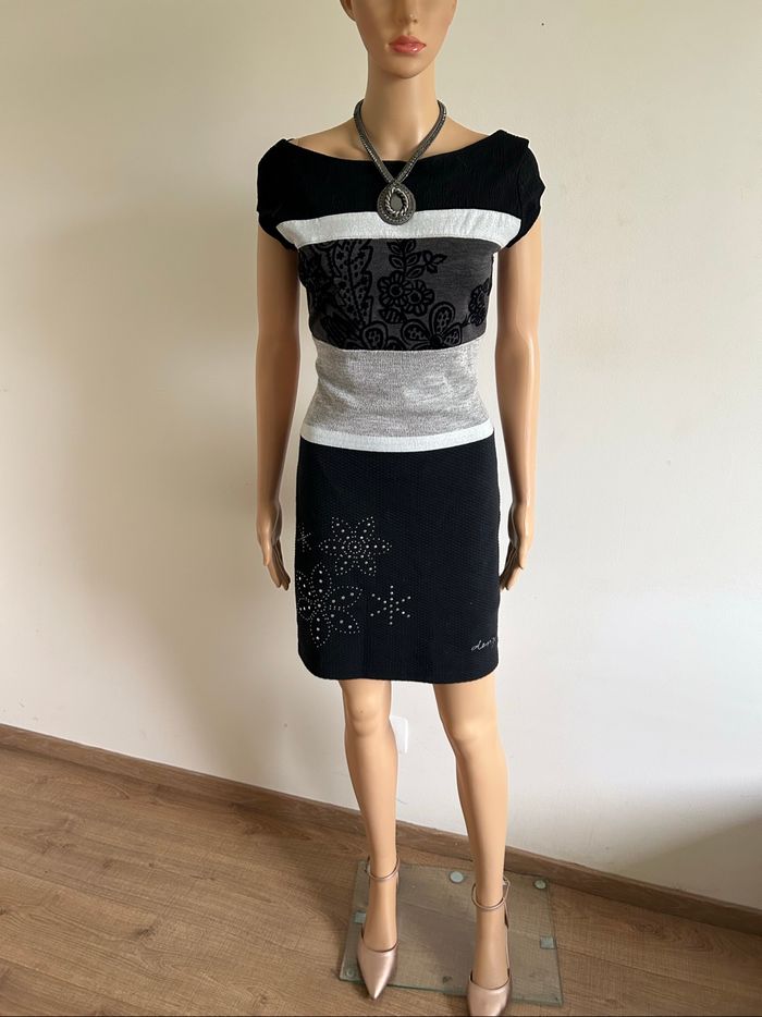Robe noire et grise à manches courtes Desigual taille S jamais portée - photo numéro 3