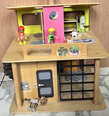 Maison en bois avec figurines articulées et accessoires 