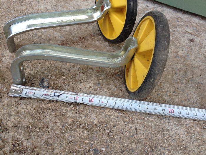 Une paire de petites roues arrière pour vélo enfant - photo numéro 7