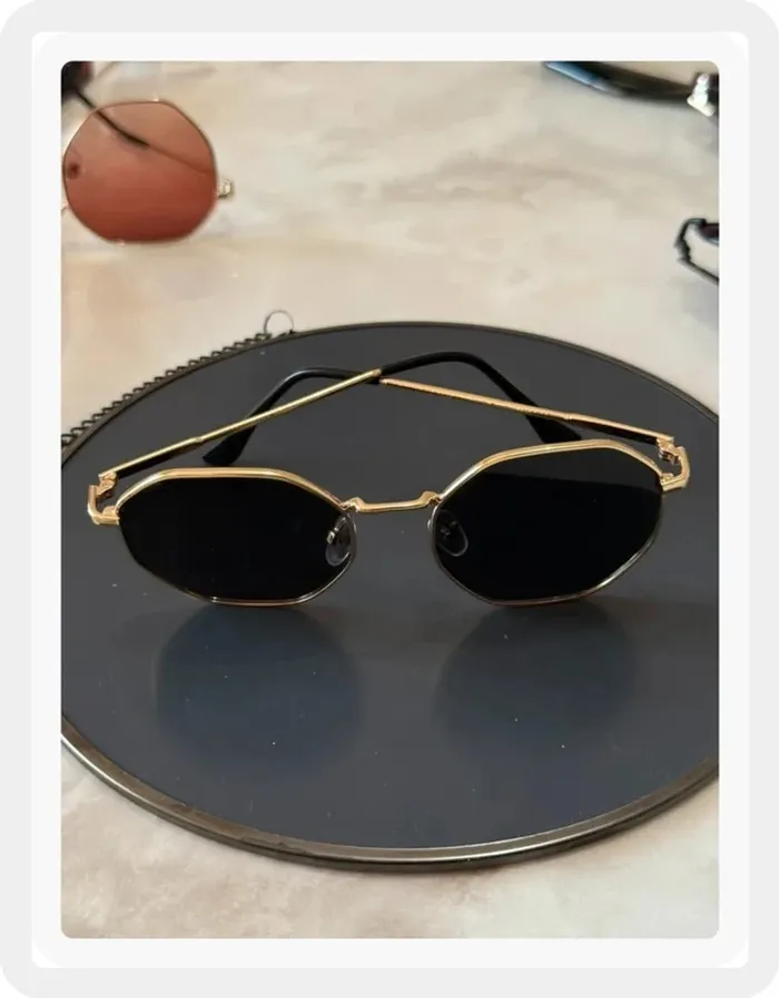 Lunette de soleil octogonale noire dorée - photo numéro 3