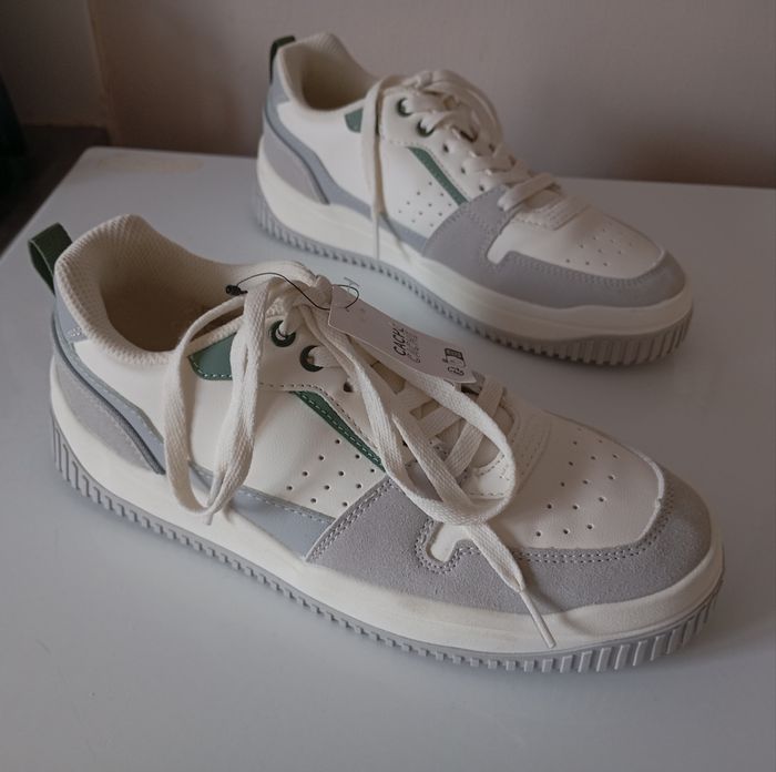 Paire de  baskets neuves . P38 . Blanc vert et gris . Lacets . Cache-cache. - photo numéro 4