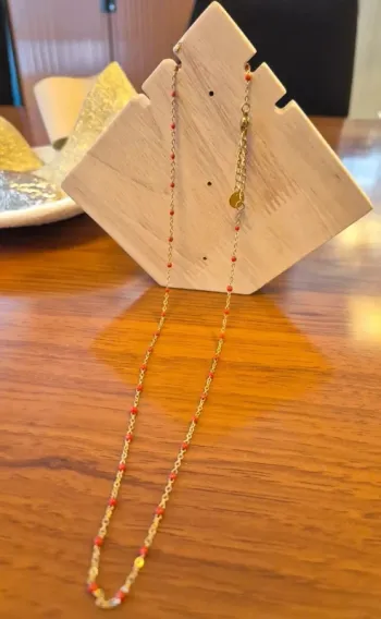 collier 50cm + 5 cm de rallonge 
🌸 en acier inoxydable perles résines rouges