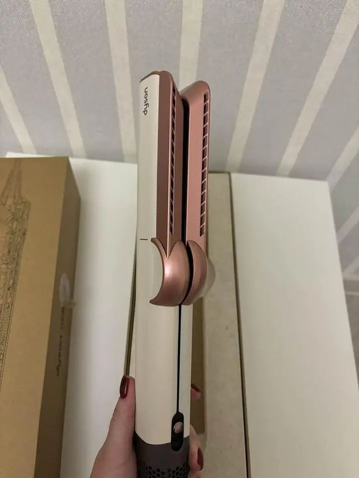 Dyson airstrait scellé juste déballé pour les photos