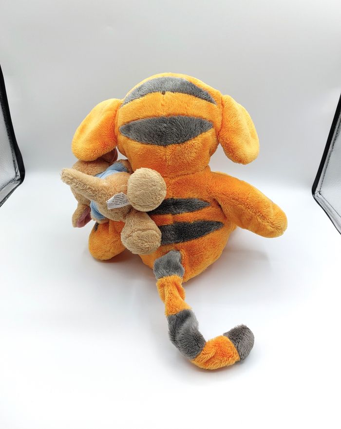 Grande peluche Tigrou grandes oreilles et petit gourou Disneyland Paris 37 cm doudou - photo numéro 3
