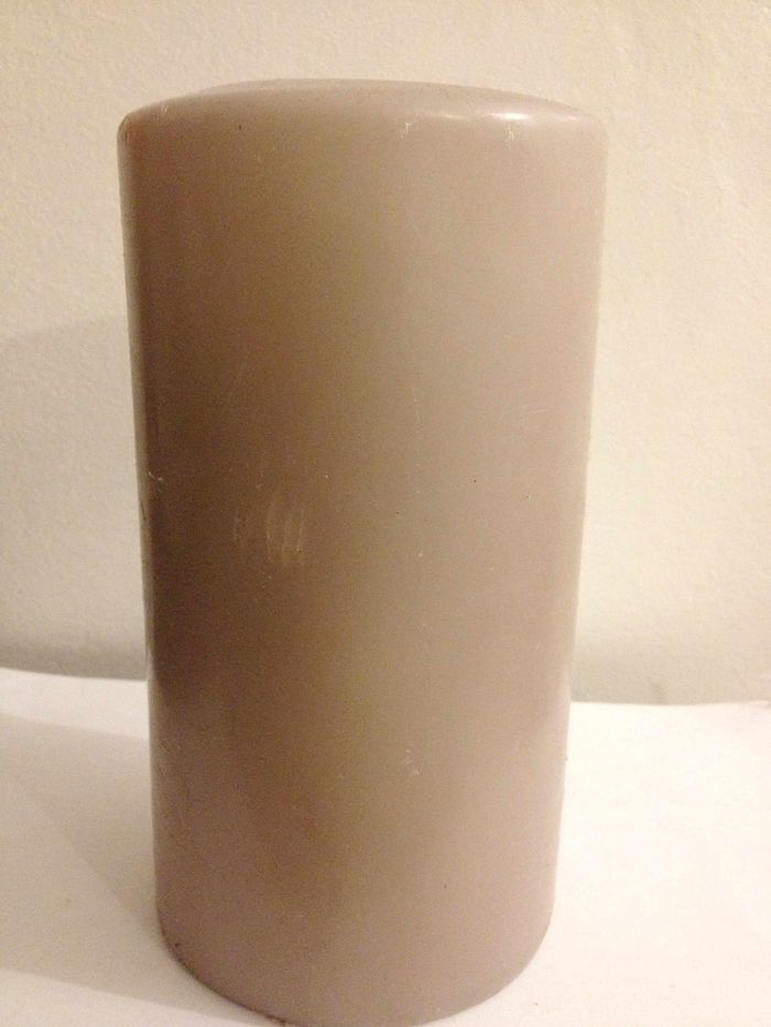 Grosse bougie grise de forme cylindrique pour festivité ou autre