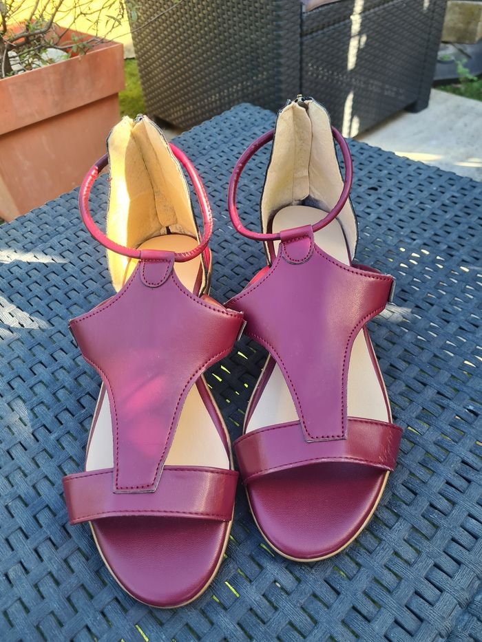 Sandales. Couleur bordeaux. Talon 4 cm. Taille 40. Neuve.