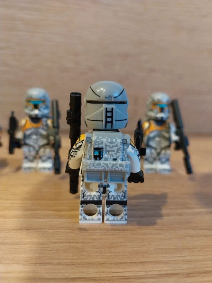 Figurines type lego 4 clones gris et jaune star wars - photo numéro 4