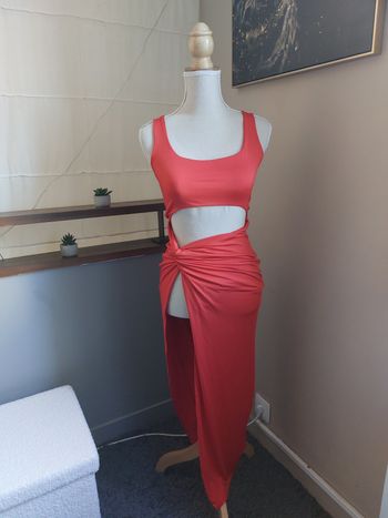 Robe rouge avec fente et ouverture