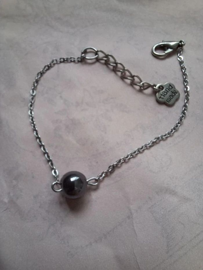 Petit bracelet avec une perle grise