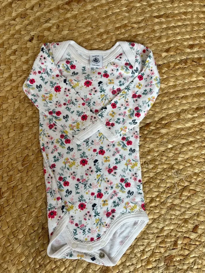 Lot de bodies et pyjamas - 6 mois - photo numéro 5