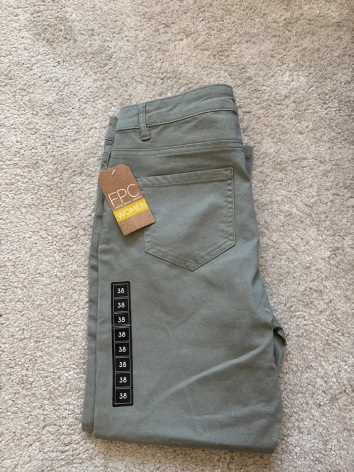Pantacourt vert neuf taille 38
