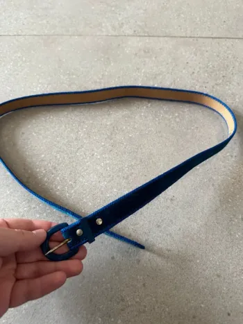 Ceinture bleu en bon état, made in france, un petit trou à été rajouté tout au bout, 90cm longueur
