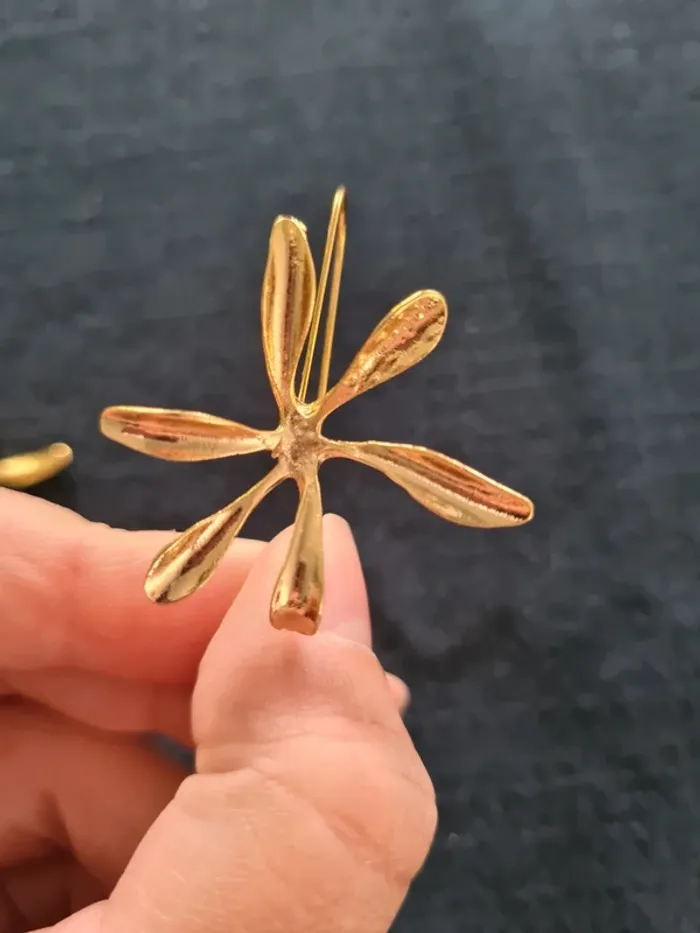 Superbe paire de boucles d'oreilles fleurs - photo numéro 4