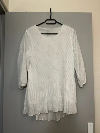 Haut chic blanc et argenté