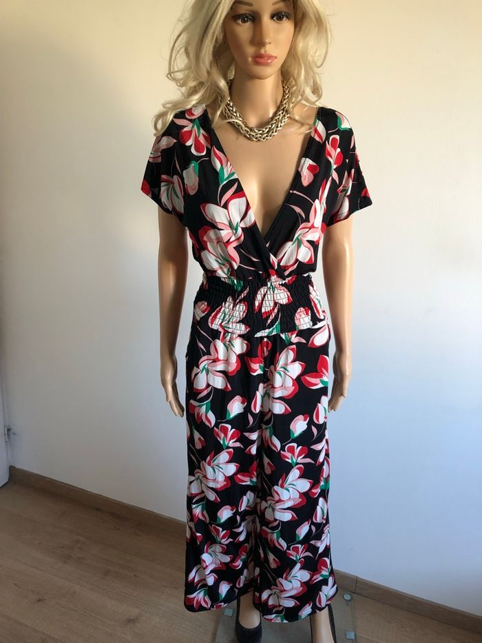 Combinaison noire et fleurie à manches courtes taille 38/40 jamais portée