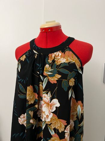 Robe longue noire fleurie emmanchures américaines Miss Sara