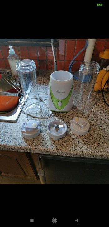 Petit blender avec deux bouteilles en plastique