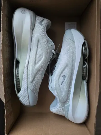 Nike versair taille 38 neuves grise