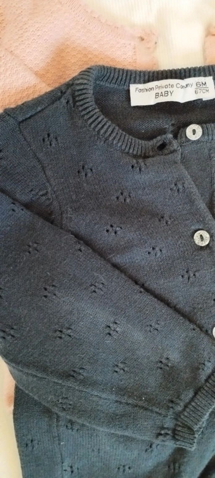Lot de gilets et tee shirt - 6 mois - photo numéro 2