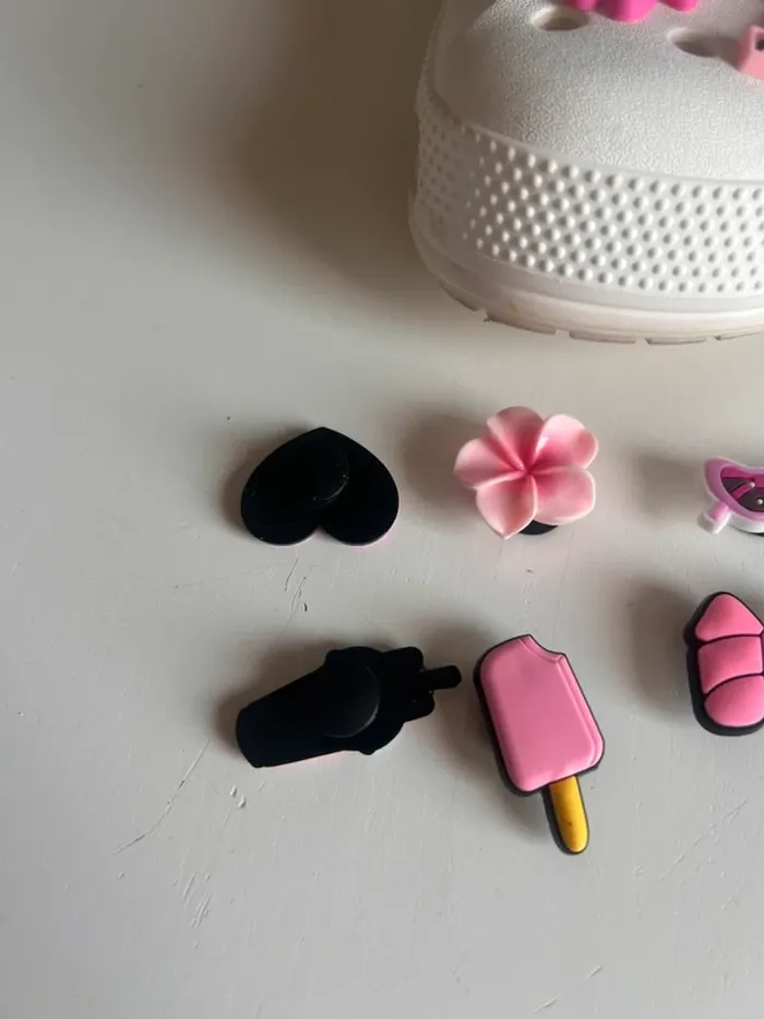 Lot de 10 charms / déco crocs rose - photo numéro 2
