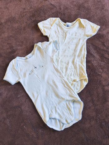 Lot 2 bodies mc blanc et jaune Petit Bateau 18 mois